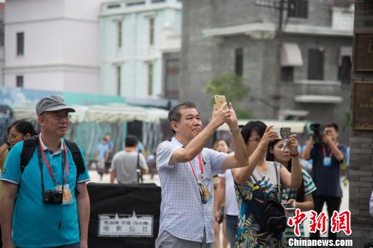 图为参加“2016行走中国·海上丝绸之路华文媒体海南行”的境外华文媒体代表在冯小刚电影公社内参观。 洪坚鹏 摄