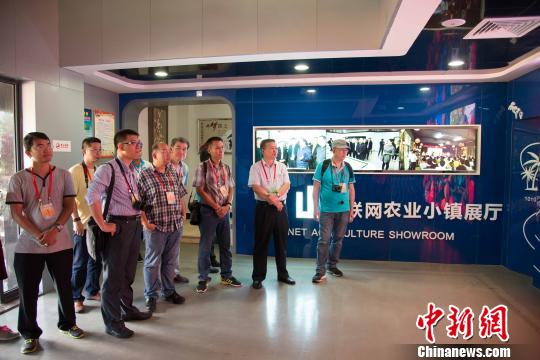 图为参加“2016行走中国·海上丝绸之路华文媒体海南行”的境外华文媒体代表在石山互联网农业小镇运营中心参观。 洪坚鹏 摄