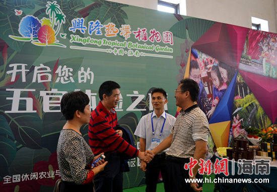 海南省农业厅休闲农业处处长陈良(右一)、香饮所所长唐冰(左二)、成果转化处处长刘爱勤(左一)在冬交会现场