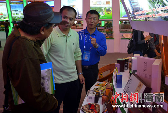 客商正在向香饮所科研人员咨询农业科技问题