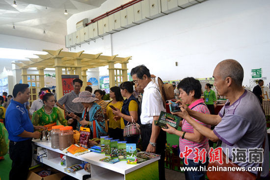 客商正在兴隆热带植物园展台前咨询、品饮科技产品
