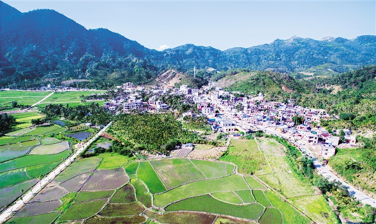 俯瞰陵水黎族自治县大里地区小妹村.